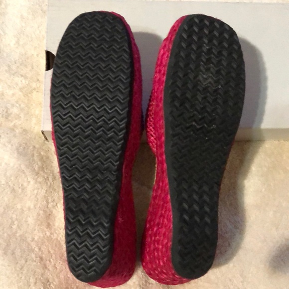 Woven Rattan Slippers. - Picture 2 of 4